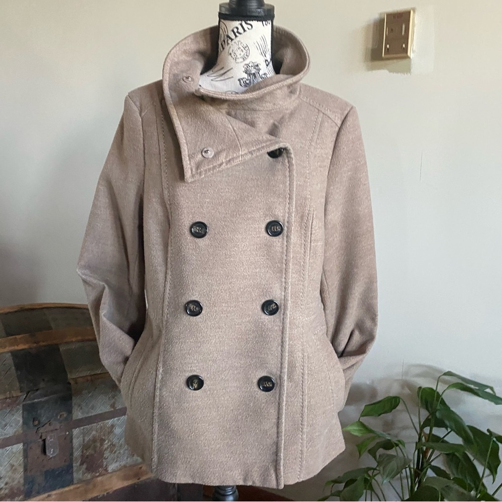 Woman’s Winter Tan Coat Size 14 H&M.